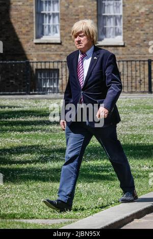 Westminster, Londra, Regno Unito. 07th giugno 2022. Michael Fabricant, membro del partito conservatore per Lichfield. Politici e commentatori sono intervistati sul College Green di Westminster per dare le loro reazioni al voto di ieri di fiducia nel PM e alla situazione politica generale. Credit: Imagplotter/Alamy Live News Foto Stock