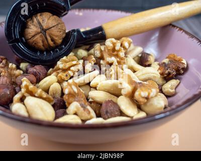 Mescolare i dadi su uno sfondo di legno. Foto di alta qualità Foto Stock