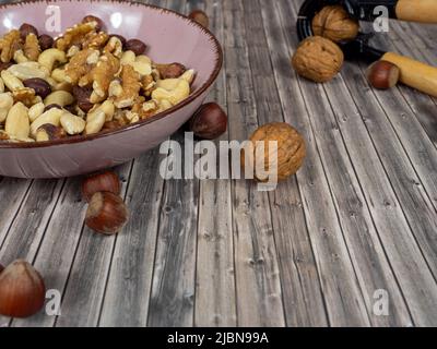 Mescolare i dadi su uno sfondo di legno. Foto di alta qualità Foto Stock