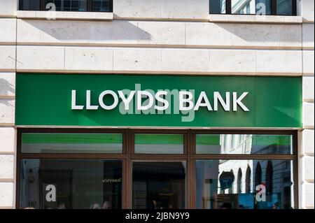 Londra, Regno Unito - 5 maggio 2022: Il cartello per Lloyds Bank a Londra. Foto Stock