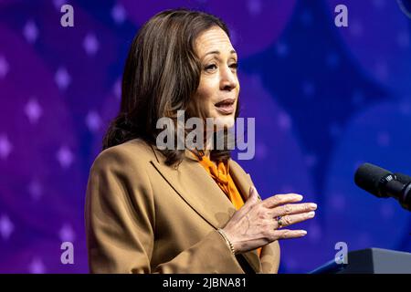 Reno, Nevada, Stati Uniti. 3rd giugno 2022. Il vicepresidente degli Stati Uniti Kamala Harris parla alla riunione annuale 90th della Conferenza dei sindaci degli Stati Uniti a Reno, Nevada, USA, venerdì 3 giugno, 2022. I datori di lavoro DEGLI STATI UNITI hanno assunto una posizione solida a maggio mentre i guadagni salariali si sono mantenuti fermi, suggerendo che l’economia continua a progredire mentre la Federal Reserve alza i tassi di interesse a un passo ripido per contenere l’inflazione calda. Credit: David Paul Morris/Pool via CNP/dpa/Alamy Live News Foto Stock