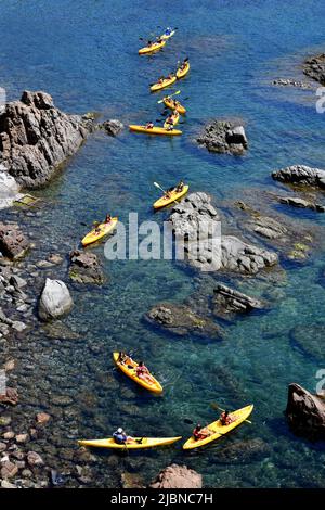 Llafranc in Spagna bambini che partecipano alle attività di kayak e canoa sul mare Foto Stock