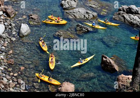 Llafranc in Spagna bambini che partecipano a Kayaking & Canoismo attività Foto Stock