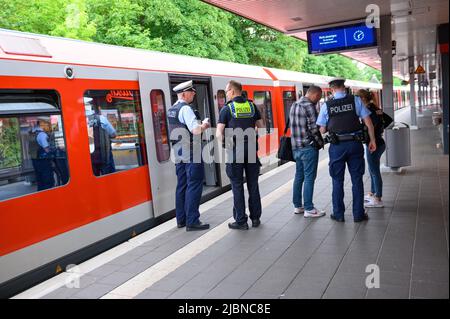 Amburgo, Germania. 07th giugno 2022. Investigatori e poliziotti si trovano sulla piattaforma di fronte a un treno S-Bahn. Un uomo è stato ucciso martedì pomeriggio alla stazione della S-Bahn di Ohlsdorf ad Amburgo. Credit: Jonas Walzberg/dpa/Alamy Live News Foto Stock