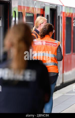 Amburgo, Germania. 07th giugno 2022. I RESPONSABILI di emergenza DB e uno stand poliziotto sulla piattaforma di fronte a un treno S-Bahn. Un uomo è morto alla stazione S-Bahn di Ohlsdorf ad Amburgo martedì pomeriggio. Credit: Jonas Walzberg/dpa/Alamy Live News Foto Stock