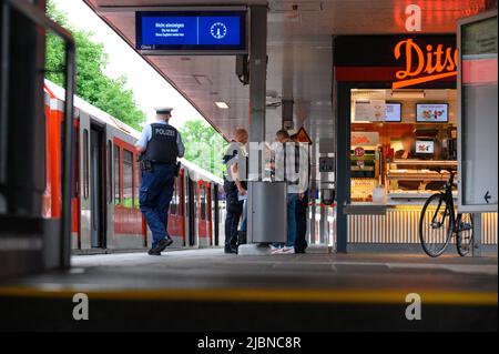 Amburgo, Germania. 07th giugno 2022. Investigatori e poliziotti si trovano sulla piattaforma di fronte a un treno S-Bahn. Un uomo è morto alla stazione S-Bahn di Ohlsdorf ad Amburgo martedì pomeriggio. Credit: Jonas Walzberg/dpa - ATTENZIONE: Le persone sono state pixelate per motivi legali/dpa/Alamy Live News Foto Stock