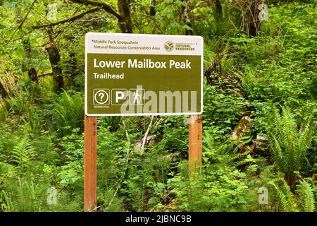 North Bend, WA, USA - 06 giugno 2022; Segnaletica per il famoso sentiero escursionistico della zona di Seattle al Lower Mailbox Peak Trailhead Foto Stock