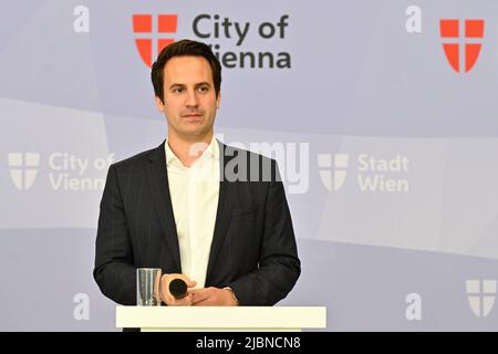 Vienna, Austria. 7th giugno 2022. Informazione mediatica del Sindaco sulla trasparenza delle 80 città e comuni austriaci più popolosi. Foto mostra Christoph Wiederkehr - Consigliere esecutivo della Città per l'Istruzione, la gioventù, l'integrazione e la trasparenza (NEOS) Foto Stock