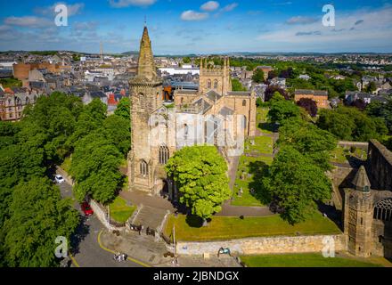 Vista aerea dal drone dell'abbazia di Dunfermline a Dunfermline, Fife, Scozia Foto Stock