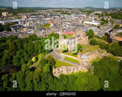 Vista aerea dal drone dell'abbazia di Dunfermline e dalle rovine del palazzo a Dunfermline, Fife, Scozia Foto Stock