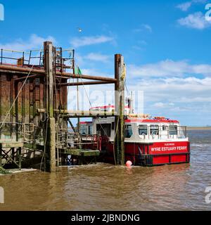 Il traghetto per estuario del Wyre è ormeggiato alla fine del molo a Fleetwood, Regno Unito Foto Stock