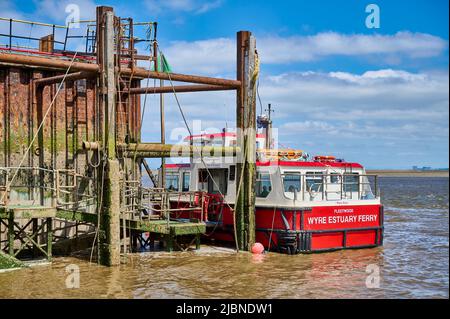 Il traghetto per estuario del Wyre è ormeggiato alla fine del molo a Fleetwood, Regno Unito Foto Stock