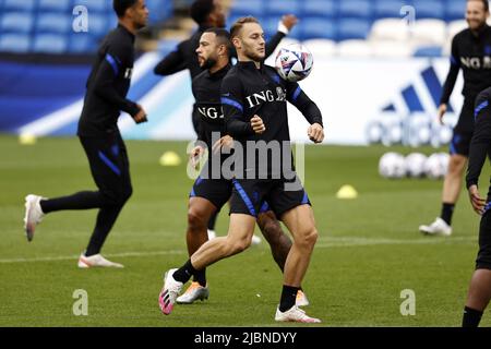 Almere, Paesi Bassi, 7 giugno 2022, CARDIFF - Teun Koopmeiners durante la sessione di allenamento prima della partita della Nations League contro il Galles al Cardiff City Stadium il 7 giugno 2022 a Cardiff, Galles. ANP MAURICE VAN STEEN Foto Stock