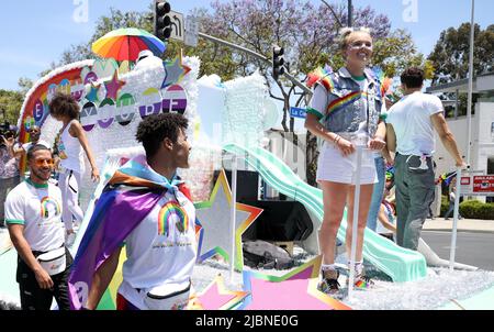 West Hollywood, California, Stati Uniti. 5th giugno 2022. JoJo Siwa (Joelle Joanie 'JoJo' Siwa), ballerino, cantante e YouTuber, corre un galleggiante alla WeHo Pride Parade a West Hollywood, California. La città di West Hollywood l'ha onorata come l'icona del "Next Gen Pride" di WeHo. Credito: Sheri Determan Foto Stock