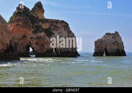 Seastacks e scogliere alla fine più orientale-Praia da Prainha Beach. Alvor Portimao-Portogallo-304 Foto Stock