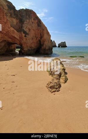 Seastacks e scogliere nella parte orientale-Praia da Prainha Beach. Alvor Portimao-Portogallo-307 Foto Stock