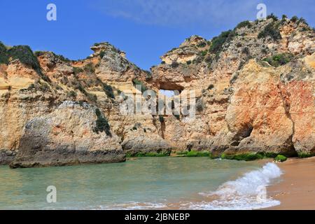 Seastack e scogliere alla fine occidentale-Praia da Prainha Beach. Alvor Portimao-Portogallo-309 Foto Stock