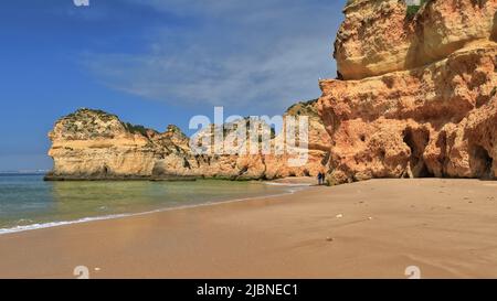 Seastack e Cliffsat la spiaggia più occidentale di Praia da Prainha. Alvor Portimao-Portogallo-310 Foto Stock