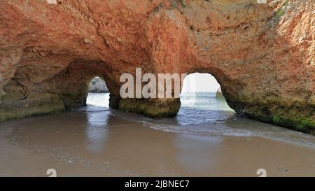 Seastacks e scogliere nella zona centrale-Praia da Prainha Beach. Alvor Portimao-Portogallo-311 Foto Stock