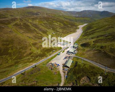 Vista aerea dal drone del centro sciistico Glenshee in estate, Aberdeenshire, Scozia Foto Stock