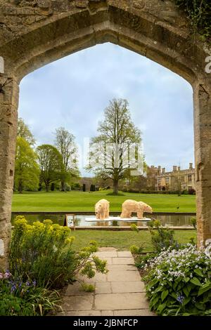 Opere esposte di orsi polari su carri di ghiaccio nei giardini di Sudeley, Castello, Sudeley, Gloucestershire, Cotswolds, Inghilterra, Gran Bretagna, Regno Unito. Foto Stock
