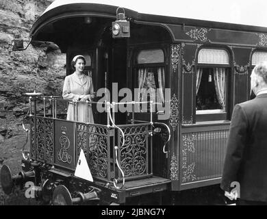La Regina Elisabetta II arriva a Leura, nel nuovo Galles del Sud, a bordo del treno reale durante il Royal Tour della Regina di Sydney nel 1954. Foto Stock