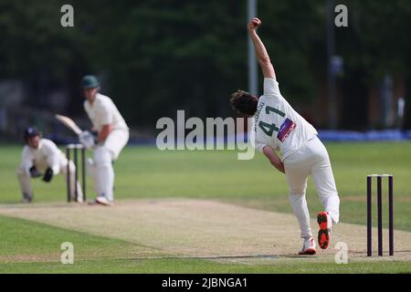 LOUGHBOROUGH, INGHILTERRA. GIUGNO 7TH 2022. Peter Hatzoglou bowling durante l'amichevole T20 cricket partita tra Loughborough UCCE e Australian Universities presso Loughborough University. (Credit: James Holyoak/Alamy Live News) Foto Stock