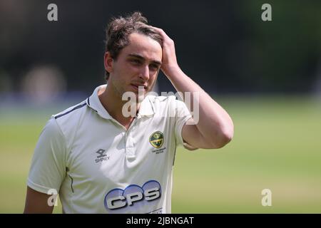 LOUGHBOROUGH, INGHILTERRA. GIUGNO 7TH 2022. Peter Hatzoglou durante l'amichevole T20 cricket partita tra Loughborough UCCE e Australian Universities presso Loughborough University. (Credit: James Holyoak/Alamy Live News) Foto Stock