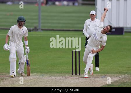 LOUGHBOROUGH, INGHILTERRA. GIUGNO 7TH 2022. Peter Hatzoglou bowling durante l'amichevole T20 cricket partita tra Loughborough UCCE e Australian Universities presso Loughborough University. (Credit: James Holyoak/Alamy Live News) Foto Stock