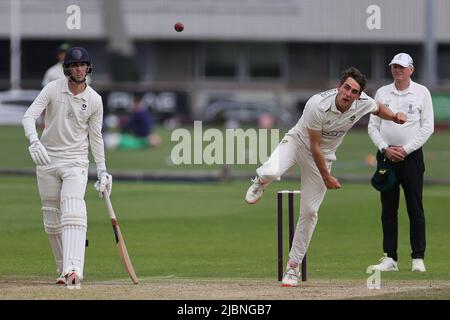 LOUGHBOROUGH, INGHILTERRA. GIUGNO 7TH 2022. Peter Hatzoglou bowling durante l'amichevole T20 cricket partita tra Loughborough UCCE e Australian Universities presso Loughborough University. (Credit: James Holyoak/Alamy Live News) Foto Stock