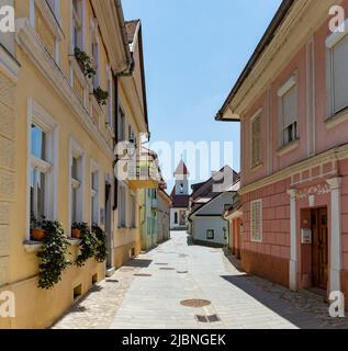 Una foto di una strada stretta e pittoresca a Kranj, che si affaccia sulla Chiesa di San Sebastiano, Fabian e Roch a Pungart. Foto Stock