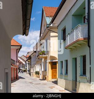 Una foto di una strada stretta e pittoresca a Kranj. Foto Stock