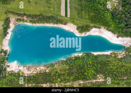 ariel vista dall'alto di una vecchia cava di calce allagata con acqua turchese Foto Stock