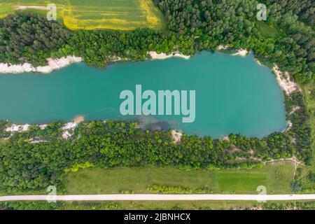 ariel vista dall'alto di una vecchia cava di calce allagata con acqua turchese Foto Stock