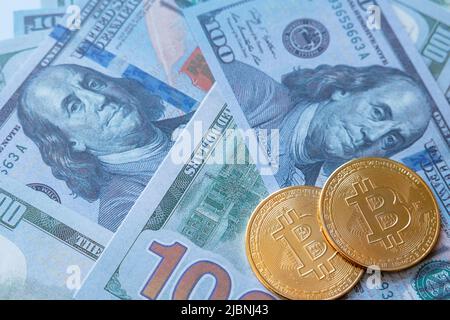 Foto di concetto di criptovaluta e denaro reale. bitcoins sui dollari statunitensi. Blockchain o bitcoin o cripto denaro o rete bankless concetto foto. Foto Stock