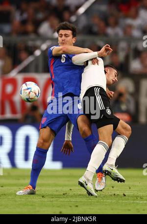 Monaco di Baviera, Germania, 7th giugno 2022. Harry Maguire d'Inghilterra grappolo con Kai Havertz di Germania durante la partita della UEFA Nations League presso l'Allianz Arena di Monaco. Il credito d'immagine dovrebbe essere: David Klein / Sportimage Foto Stock