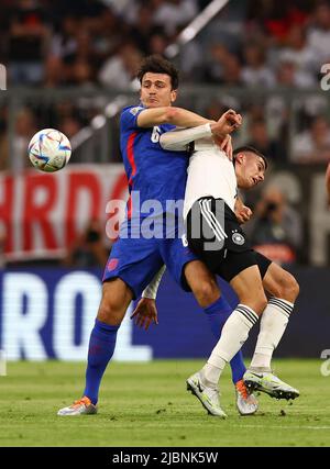 Monaco di Baviera, Germania, 7th giugno 2022. Harry Maguire d'Inghilterra grappolo con Kai Havertz di Germania durante la partita della UEFA Nations League presso l'Allianz Arena di Monaco. Il credito d'immagine dovrebbe essere: David Klein / Sportimage Foto Stock