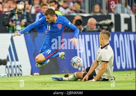 Monaco di Baviera, Germania, 07, giugno 2022, Nico Schlotterbeck, DFB 23 gareggia per la palla, affrontando, duello, header, zweikampf, Azione, lotta contro Mason Mount, Inghilterra 11 nella UEFA Nations League 2022 partita GERMANIA - INGHILTERRA nella stagione 2022/2023 giugno 07, 2022 a Monaco di Baviera, Germania. © Peter Schatz / Alamy Live News Foto Stock