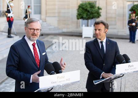 Parigi, Francia il 7 giugno 2022, incontro tra il primo Ministro ceco, Petr Fiala, e il Presidente francese, Emmanuel Macron, Francis Loock/alamy Foto Stock