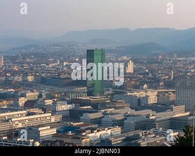 Zurigo, Svizzera - Marzo 26th 2022: Vista panoramica sulla città con la famosa Torre primaria. Foto Stock