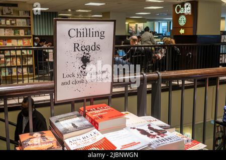 Barnes & Noble Bookstore sulla Fifth Avenue a New York City ha una grande selezione di libri e uno Starbucks Cafe, USA 2022 Foto Stock
