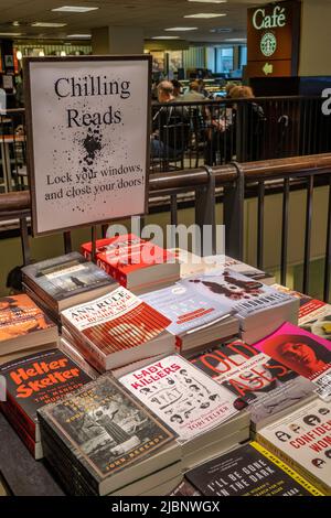 Barnes & Noble Bookstore sulla Fifth Avenue a New York City ha una grande selezione di libri e uno Starbucks Cafe, USA 2022 Foto Stock