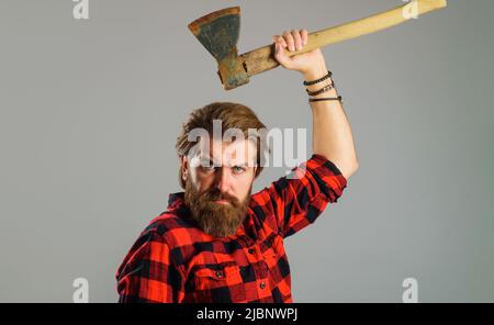 Jack canadese in camicia a quadri con ascia. Strumenti di registrazione. Uomo bearded con hatchet. Taglio del legno. Foto Stock
