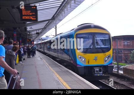 Manchester, Regno Unito, 7th giugno 2022. Un treno diretto a nord che arriva al binario 14, Piccadilly Train Station, Manchester, Inghilterra, Regno Unito, Isole britanniche. Il sindacato ferroviario, marittimo e dei trasporti (RMT) ha detto ai membri di prepararsi a “chiudere il sistema ferroviario” con scioperi in programma il 21st, 23rd e 25th giugno 2022. L’Unione RMT sta protestando per i tagli al lavoro e la mancanza di un’offerta salariale. Con l’aumento dell’inflazione nel Regno Unito, i sindacati chiedono un regolamento salariale più ampio. Credit: Terry Waller/Alamy Live News Foto Stock