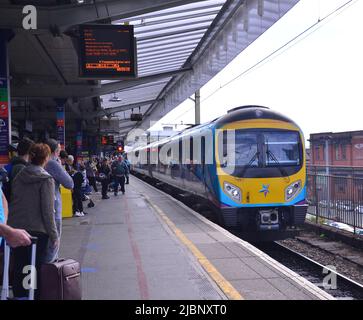 Manchester, Regno Unito, 7th giugno 2022. Un treno diretto a nord che arriva al binario 14, Piccadilly Train Station, Manchester, Inghilterra, Regno Unito, Isole britanniche. Il sindacato ferroviario, marittimo e dei trasporti (RMT) ha detto ai membri di prepararsi a “chiudere il sistema ferroviario” con scioperi in programma il 21st, 23rd e 25th giugno 2022. L’Unione RMT sta protestando per i tagli al lavoro e la mancanza di un’offerta salariale. Con l’aumento dell’inflazione nel Regno Unito, i sindacati chiedono un regolamento salariale più ampio. Credit: Terry Waller/Alamy Live News Foto Stock