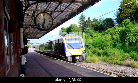 Manchester, Regno Unito, 7th giugno 2022. Un treno diretto a nord, destinazione Blackpool, arrivando a Poulton le Fylde, Lancashire, Inghilterra, Regno Unito, Isole britanniche. Il sindacato ferroviario, marittimo e dei trasporti (RMT) ha detto ai membri di prepararsi a “chiudere il sistema ferroviario” con scioperi in programma il 21st, 23rd e 25th giugno 2022. L’Unione RMT sta protestando per i tagli al lavoro e la mancanza di un’offerta salariale. Con l’aumento dell’inflazione nel Regno Unito, i sindacati chiedono un regolamento salariale più ampio. Credit: Terry Waller/Alamy Live News Foto Stock