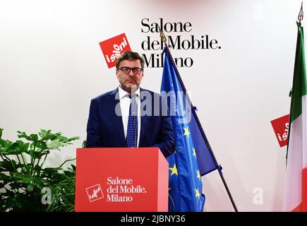 Milano, Italia. 07th giugno 2022. Milano, Italia l'edizione 60th del Salone del Mobile è stata inaugurata oggi nei padiglioni del centro fieristico di Rho Fiera con 2.175 espositori. Taglio del nastro con istituzioni presenti, Attilio Fontana, presidente della Regione Lombardia, Beppe Sala, sindaco di Milano, E due ministri Elena Bonetti alla famiglia e Giancarlo Giorgetti allo sviluppo economico. Nella foto: Giancarlo Giorgetti Ministro dello sviluppo economico credito: Agenzia fotografica indipendente/Alamy Live News Foto Stock