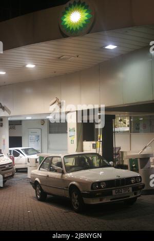 Prezioso bene, il famoso distributore di benzina all'angolo tra Mount Street e Park Lane nel centro di Londra sta cambiando le mani da Exxon a BP, Total Foto Stock