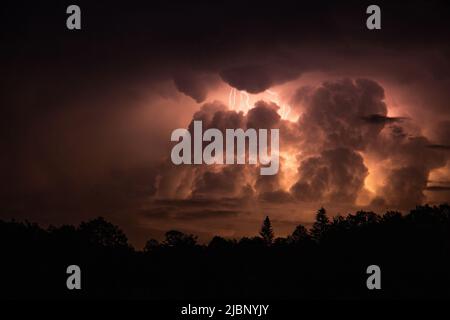 Fulmini nel cielo durante una tempesta di notte Foto Stock