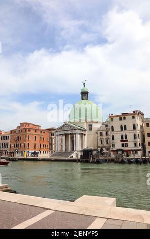 Grande cupola della chiesa dedicata a San Simeone piccolo e San Giuda a Venezia in Italia in Europa e acqua del Canal Grande Foto Stock